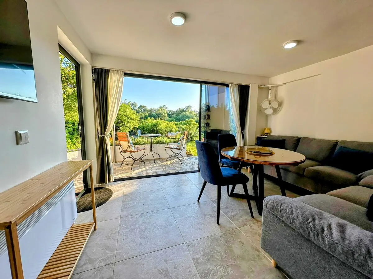 Riverside Apartment, pool, river&garden oasis