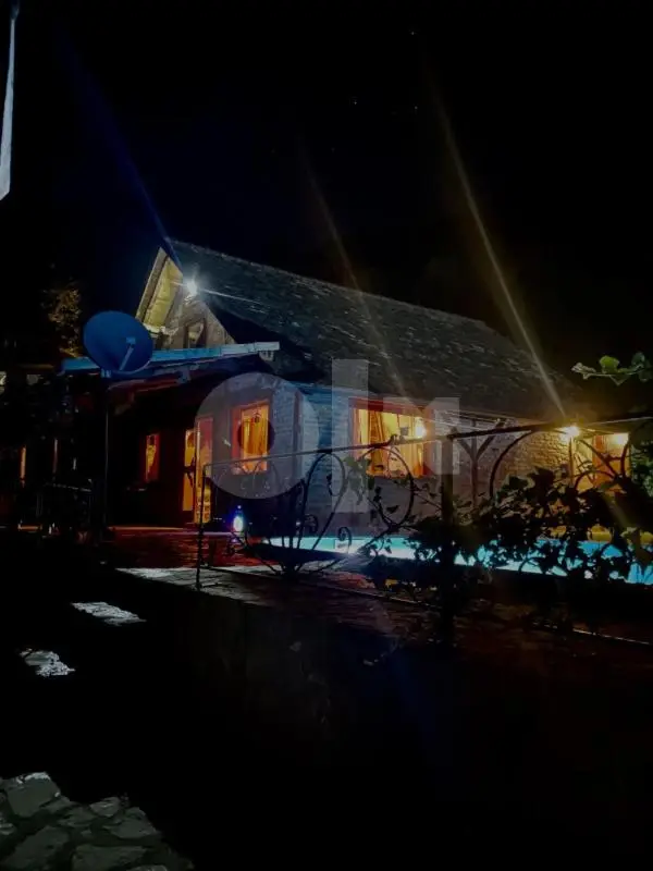 "River paradise" Vikendica sa bazenom, ladarom i kaminom na samoj obali Vrbasa Banja Luka