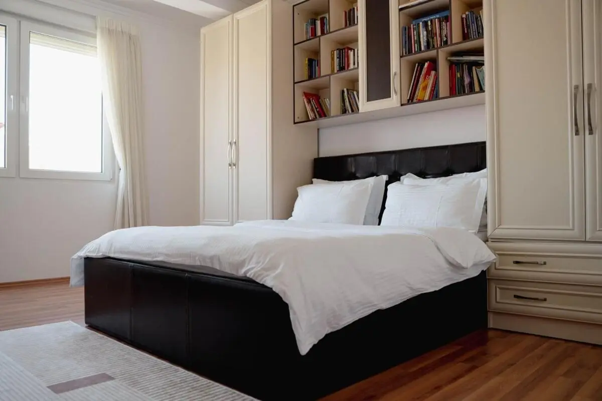 Whole Floor Apartment In Upscale Neighborhood