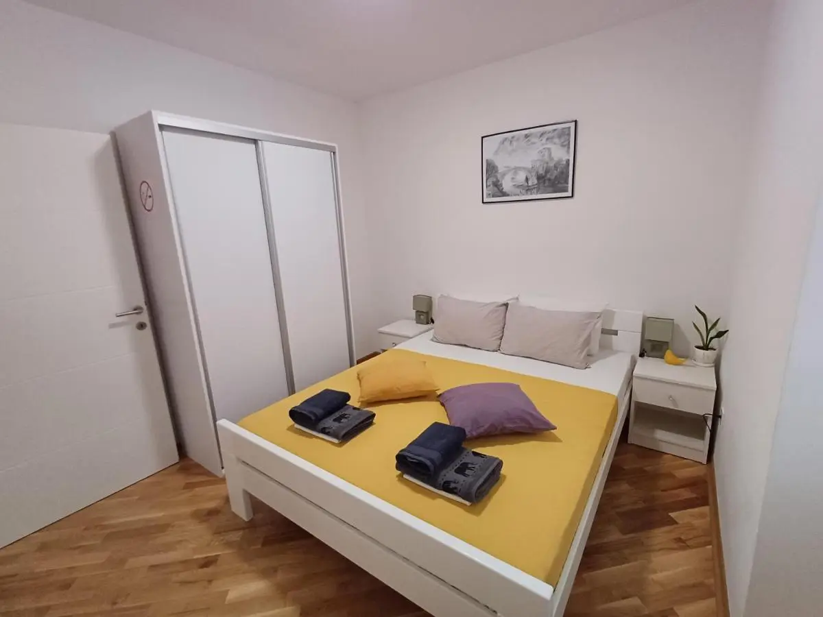 Villa Tamara with garden and river view - free private parking Bicycle & Motorcycle Garage