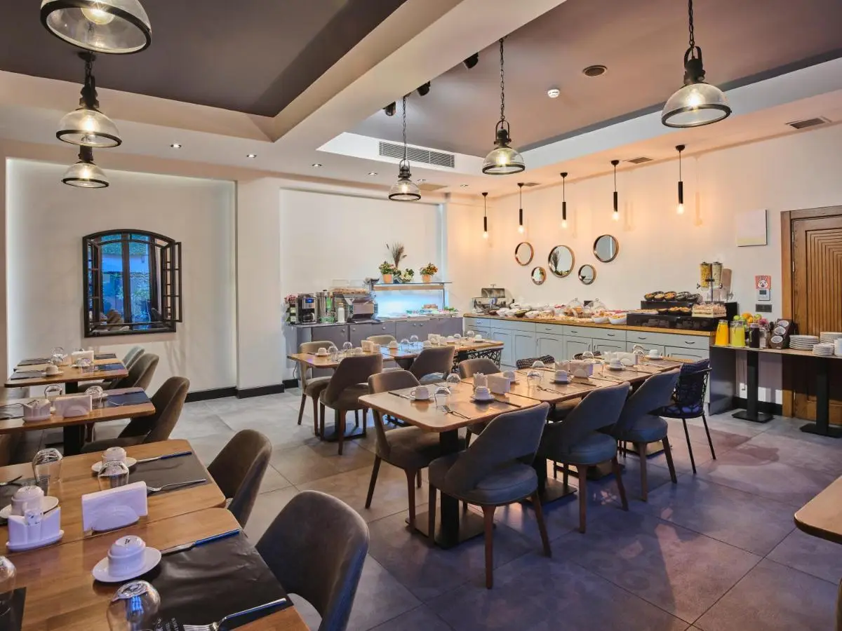 Four-G Hotel