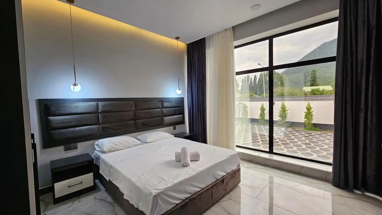 Luxury Milan Mountain Ponoramic Villa, indoor heated pool and jacuzzi with mountain view