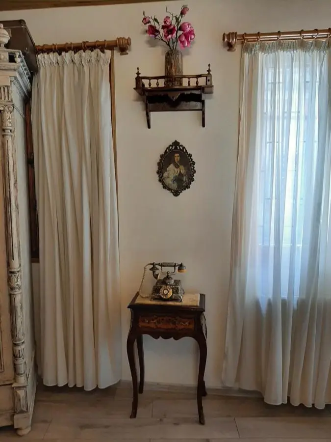 Vintage Art Rooms