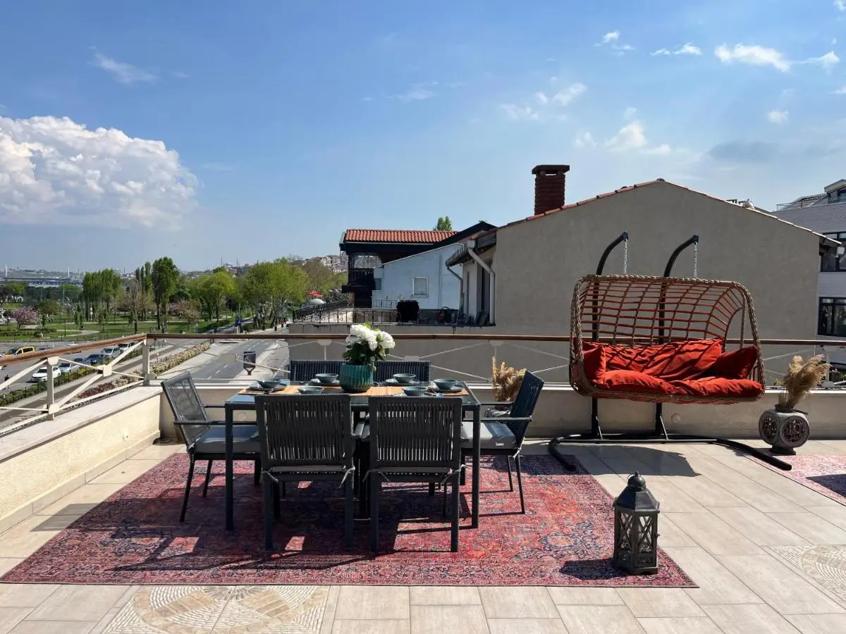 Waterfront Apartment by the Tram - Terrace with Dome & Golden Horn View in Fatih