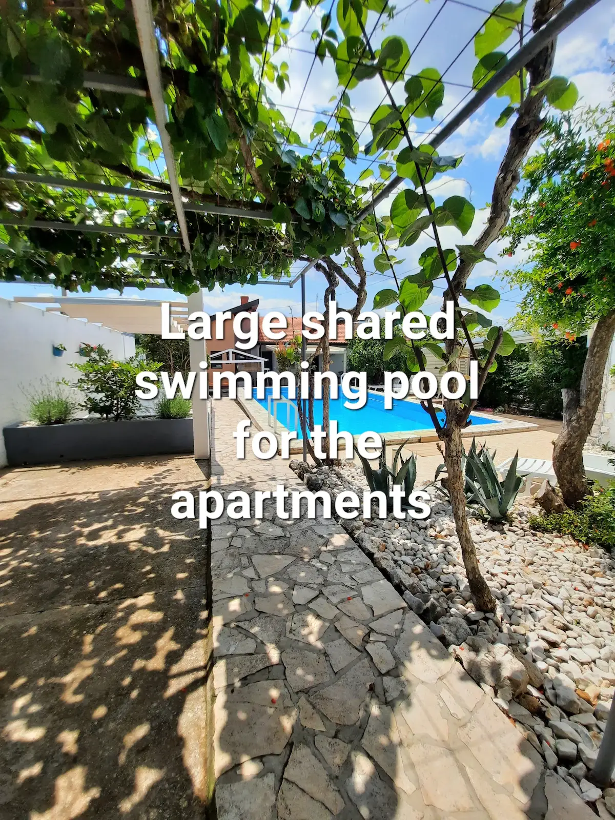 Sunshine Apartment – Pool, River & Garden Oasis