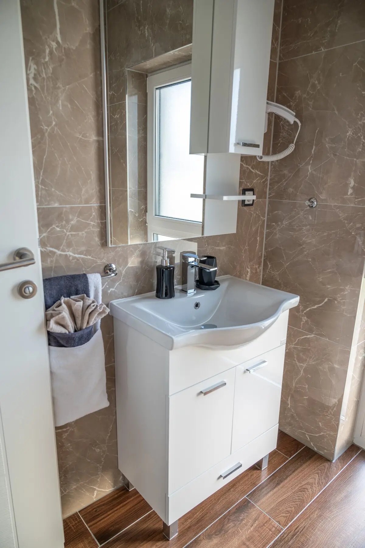 Chic 1BDR Apt - Free Parking