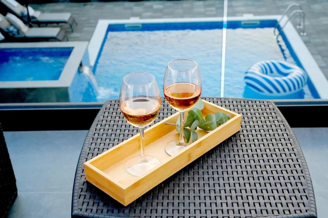 LUXIA PRIVATE ESTATE Sauna & Pool x Jacuzzi with Fireplace outdoor lounge