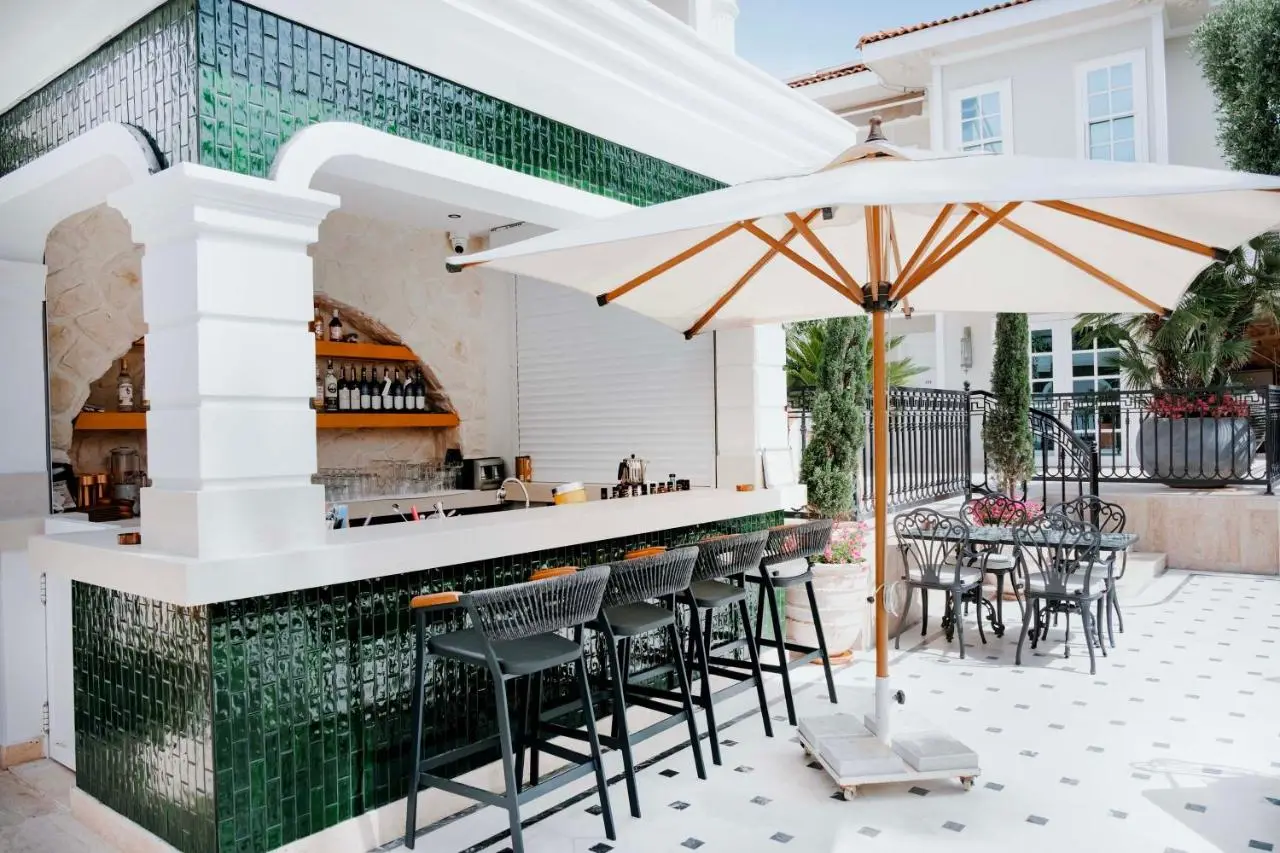 Elegance East Hotel