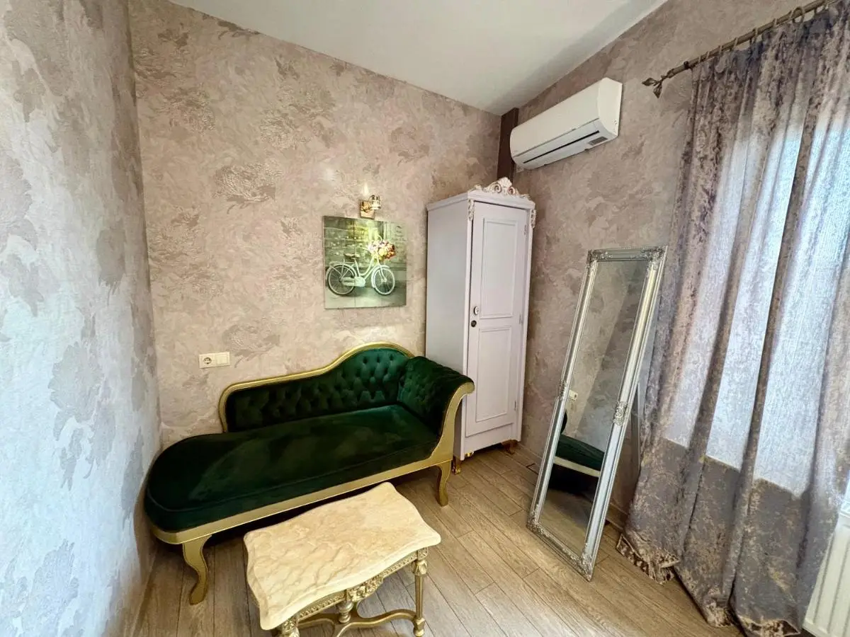 34 Silver Rooms