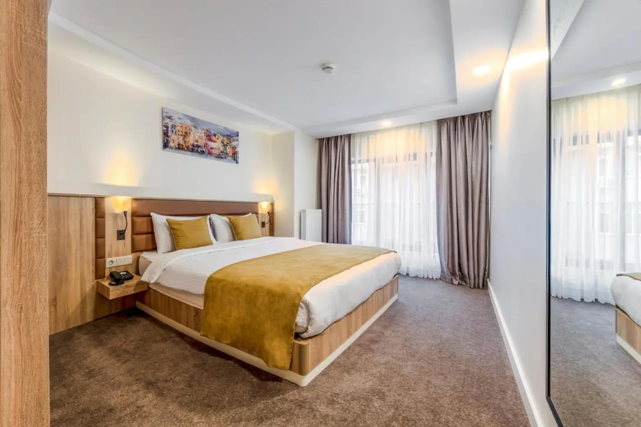 Roys Hotel & Suites