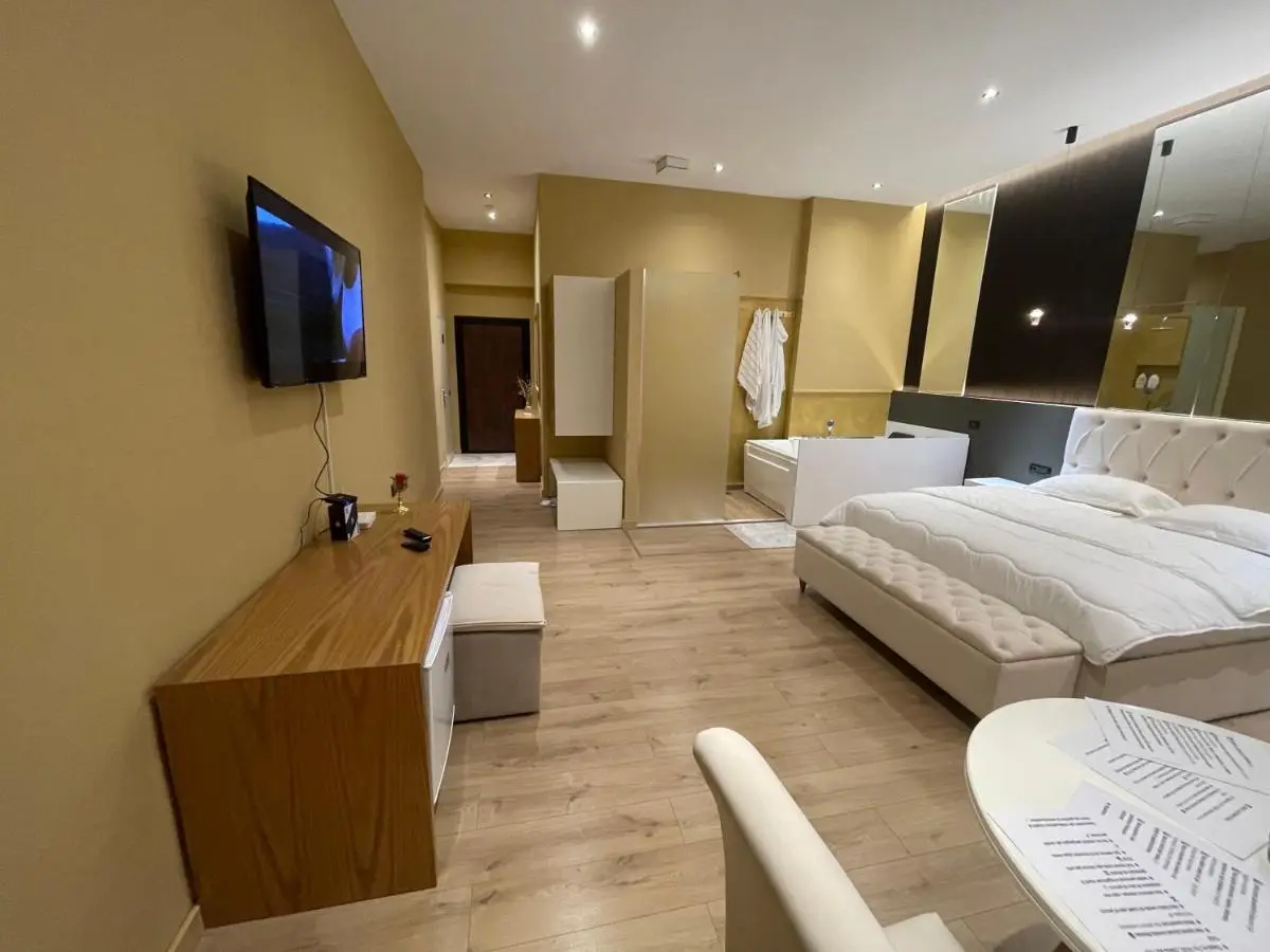 Luxury Jacuzzi Suite- Astir,Tirana