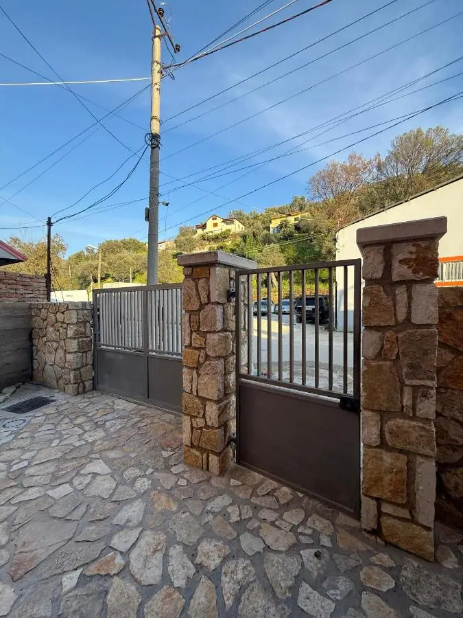 Villa Joli - Spacious Houses with Yard & Parking in Central Vlore