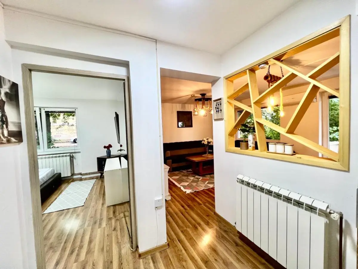 Spacious Two-Bedroom Apartment with Free Parking