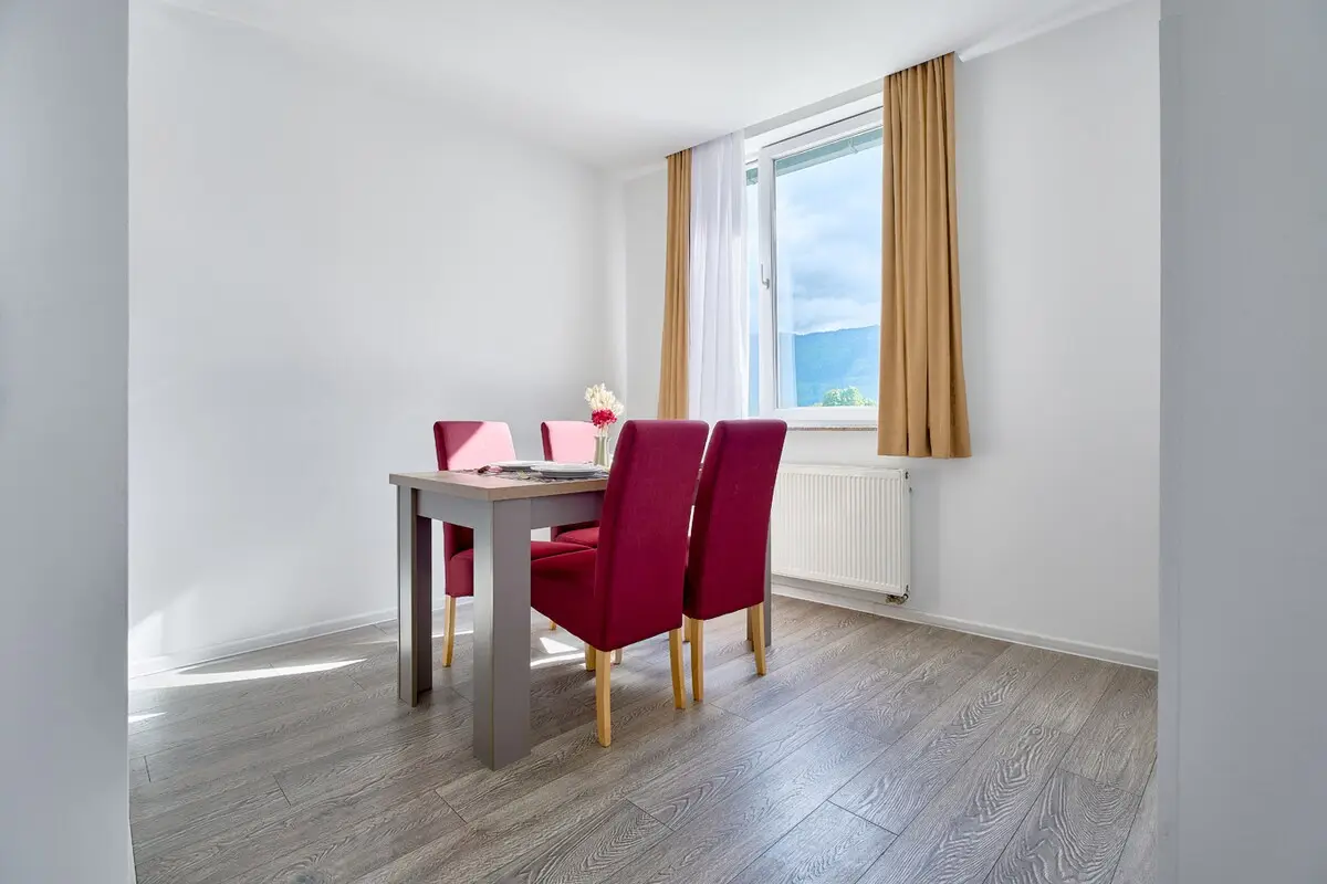 Deluxe Two-Bedroom Riverview Apartment