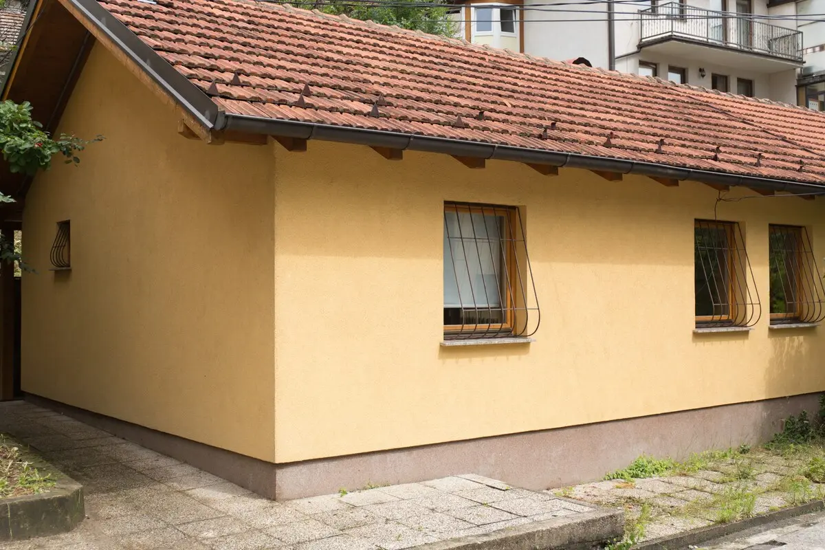 Little house in downtown with garden