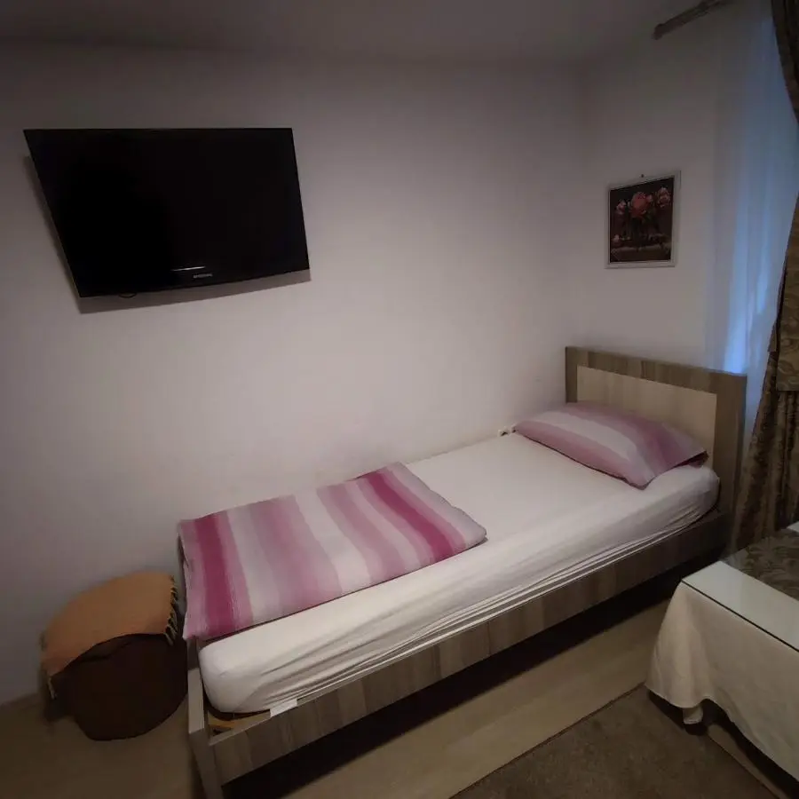Apartments and rooms Lena