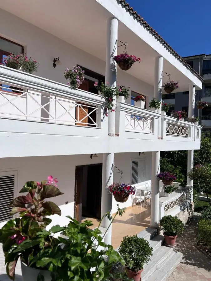 White Star Villa - Studio Apartments with Parking