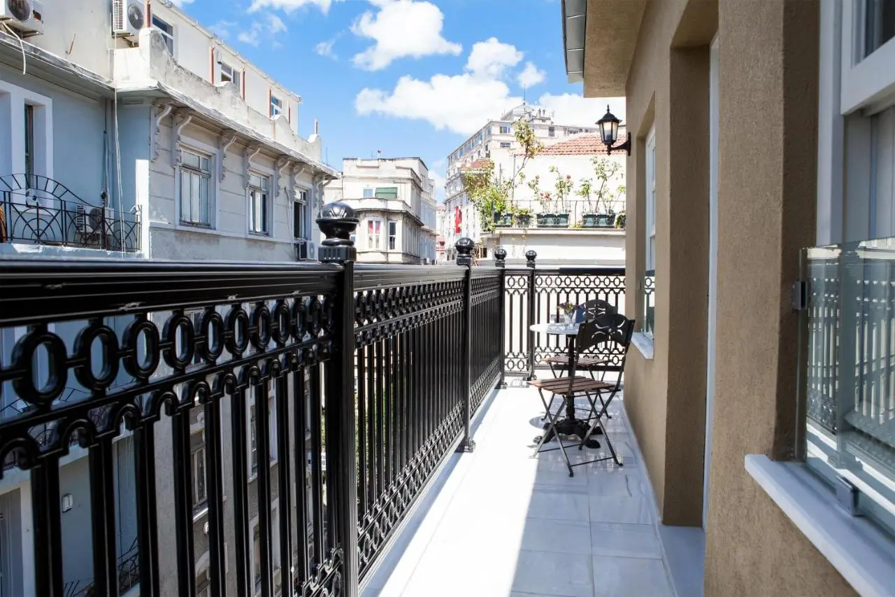 Meroddi Pera Flats