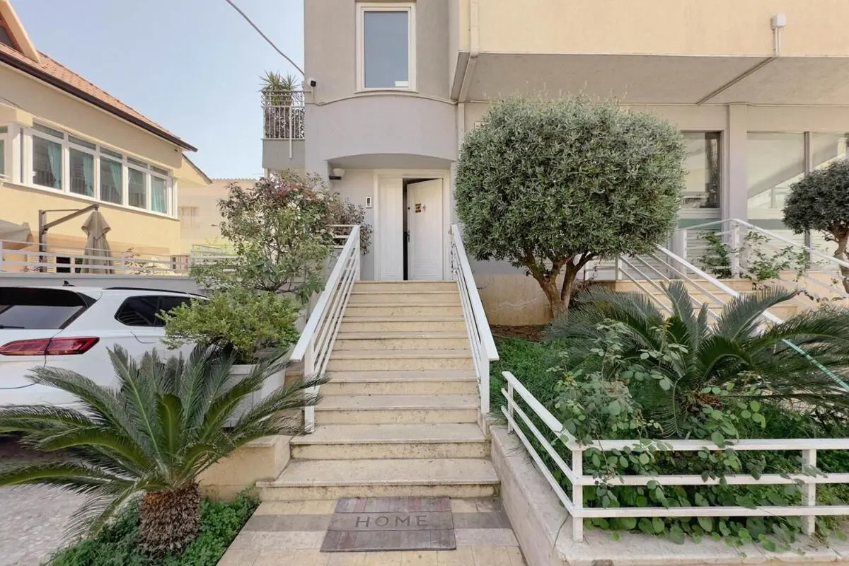Whole Floor Apartment In Upscale Neighborhood
