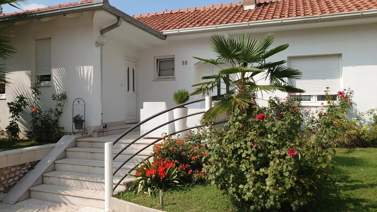 Apartments Tulipan - with free private parking garage