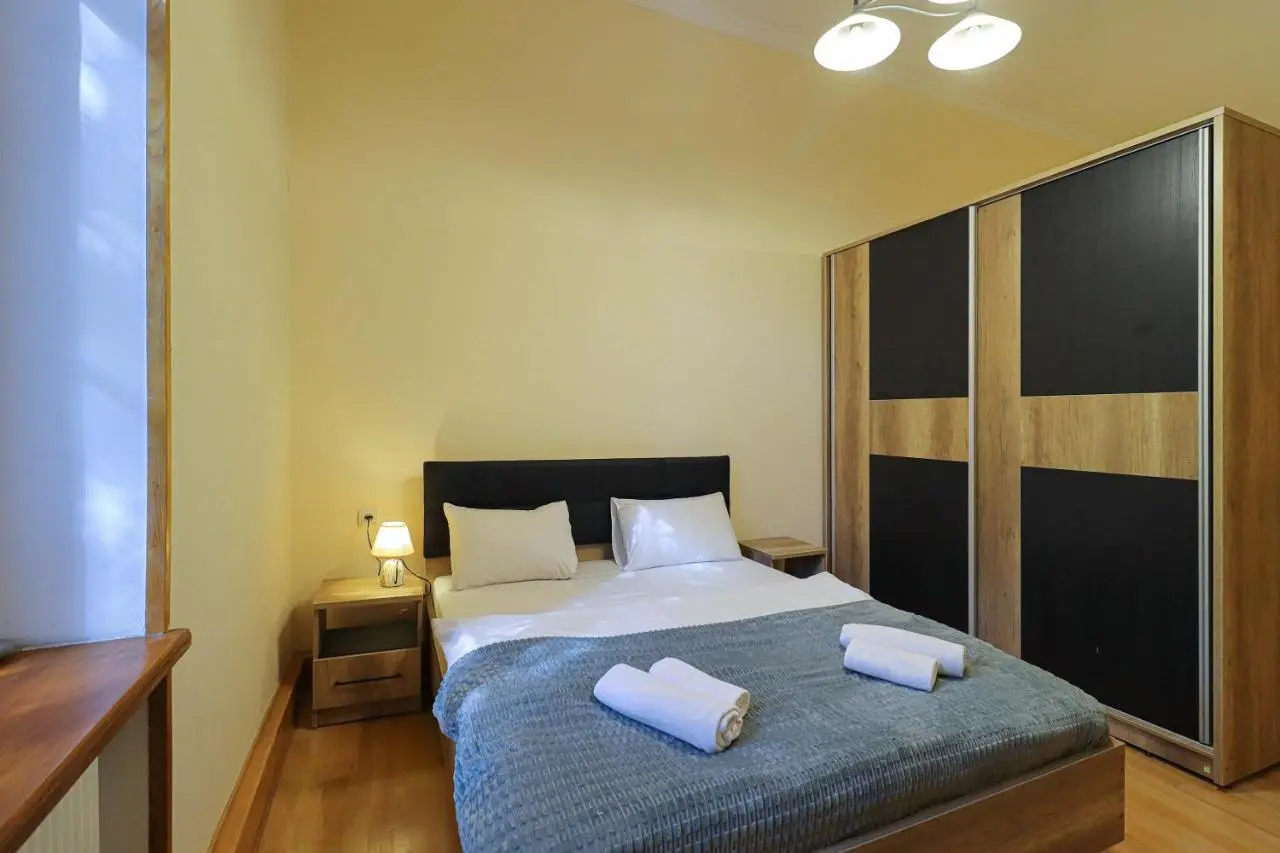 Central 4BR Apt for Groups & Families - By Wehost