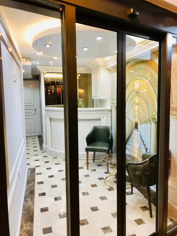 Crowned Hotel