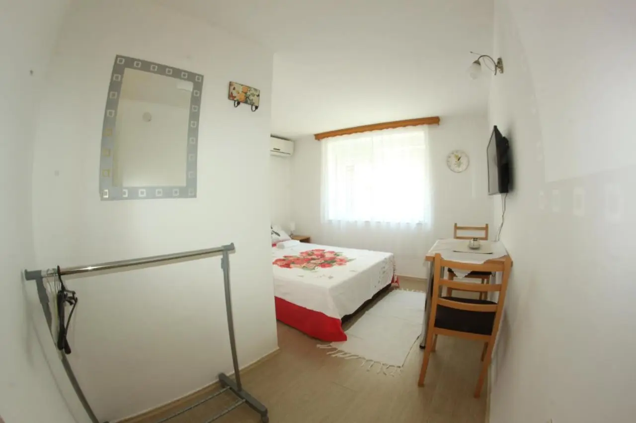 Apartments and rooms Lena