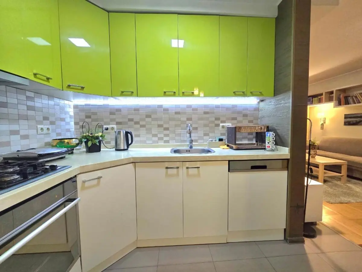 Explore Old Tbilisi, 3BR Apartment for 5, Walk to All