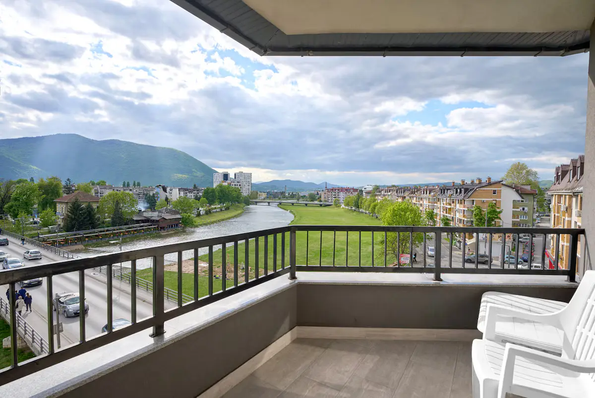 Deluxe Two-Bedroom Riverview Apartment