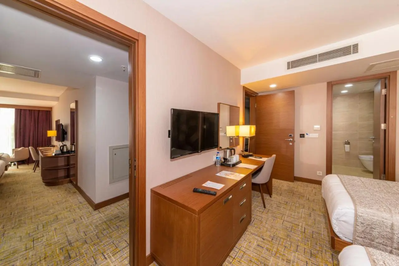 Land Park Hotel