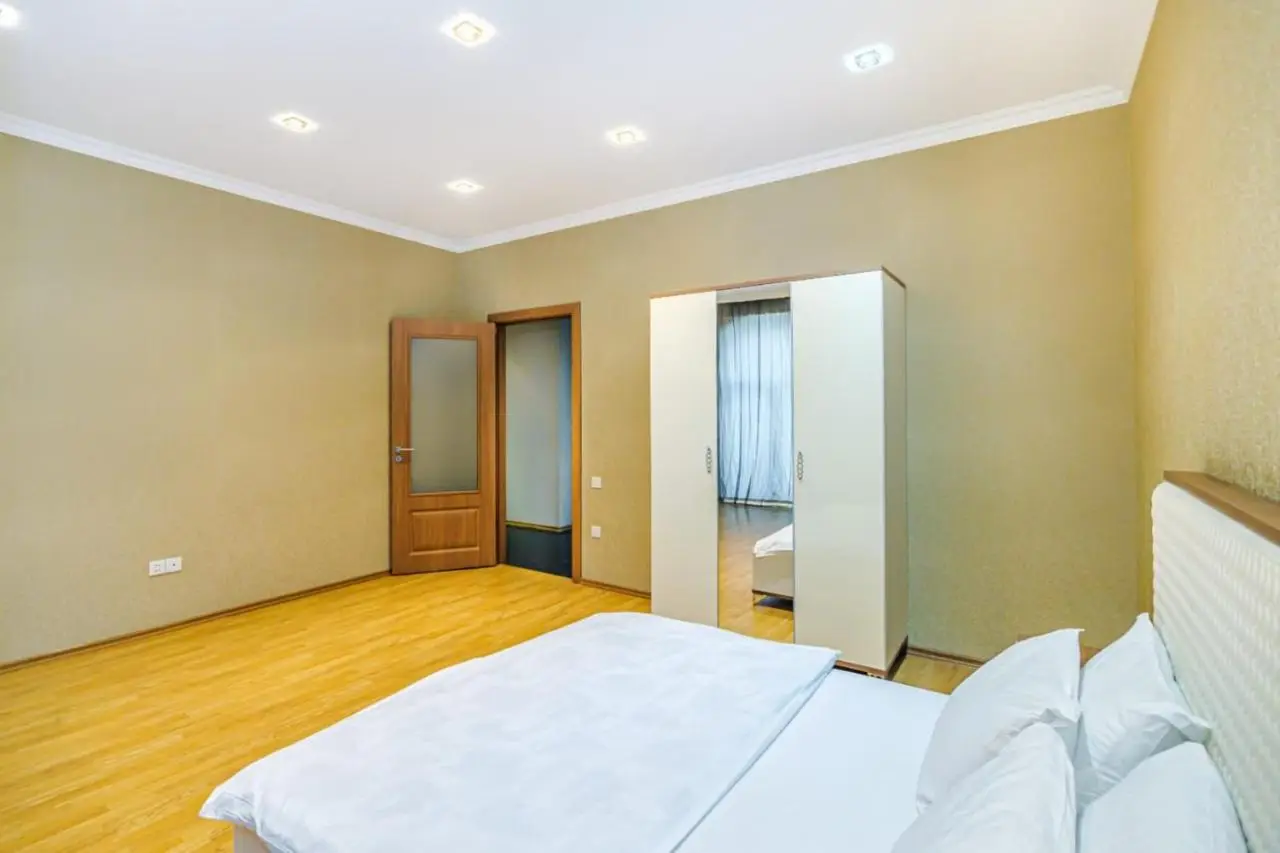 Apartment On Mc Donalds