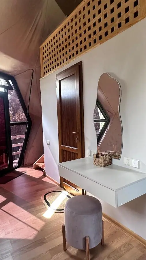 Alachiq Glamphouse
