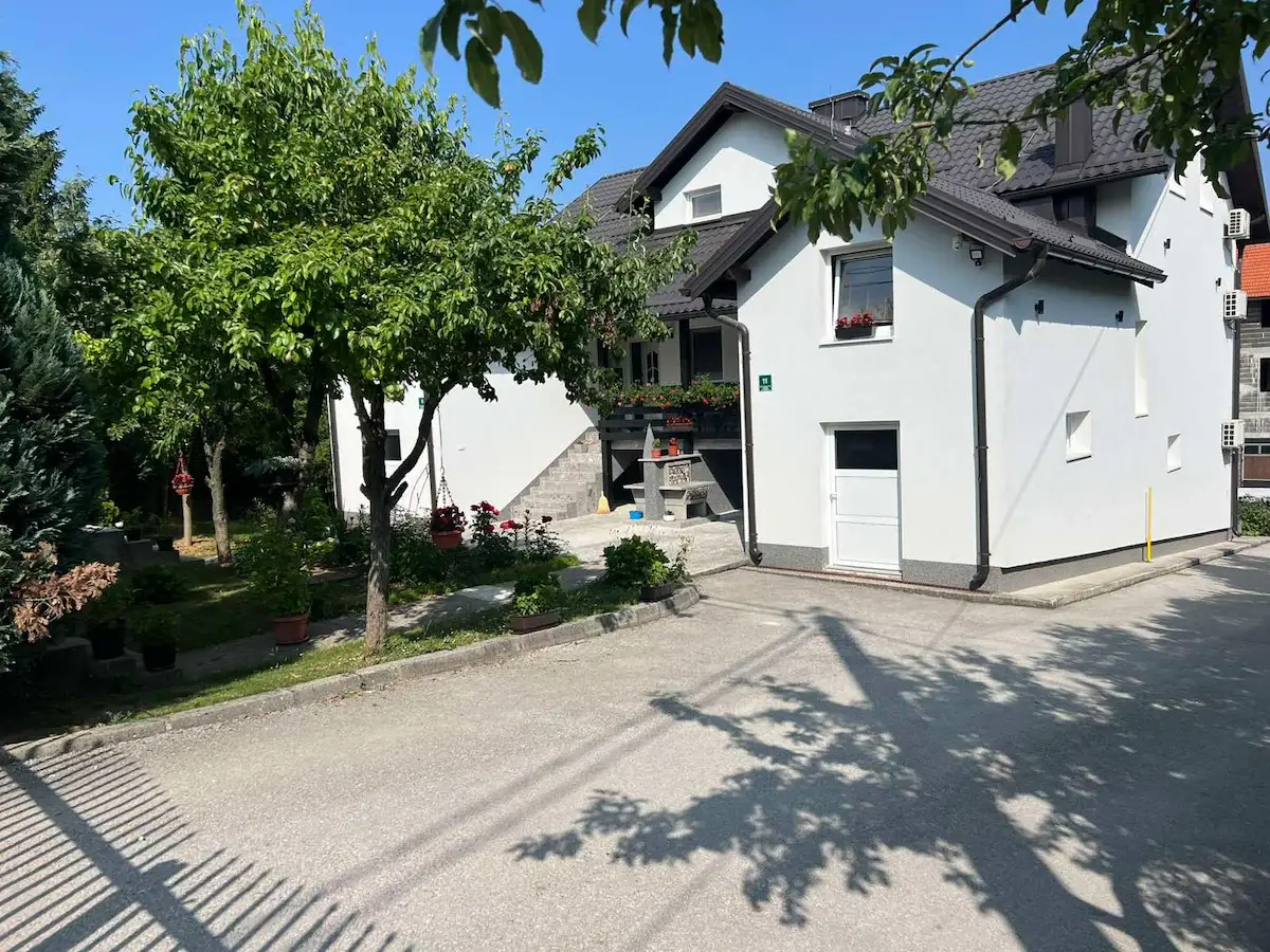 House with a large courtyard and parking, 3 air conditioners!