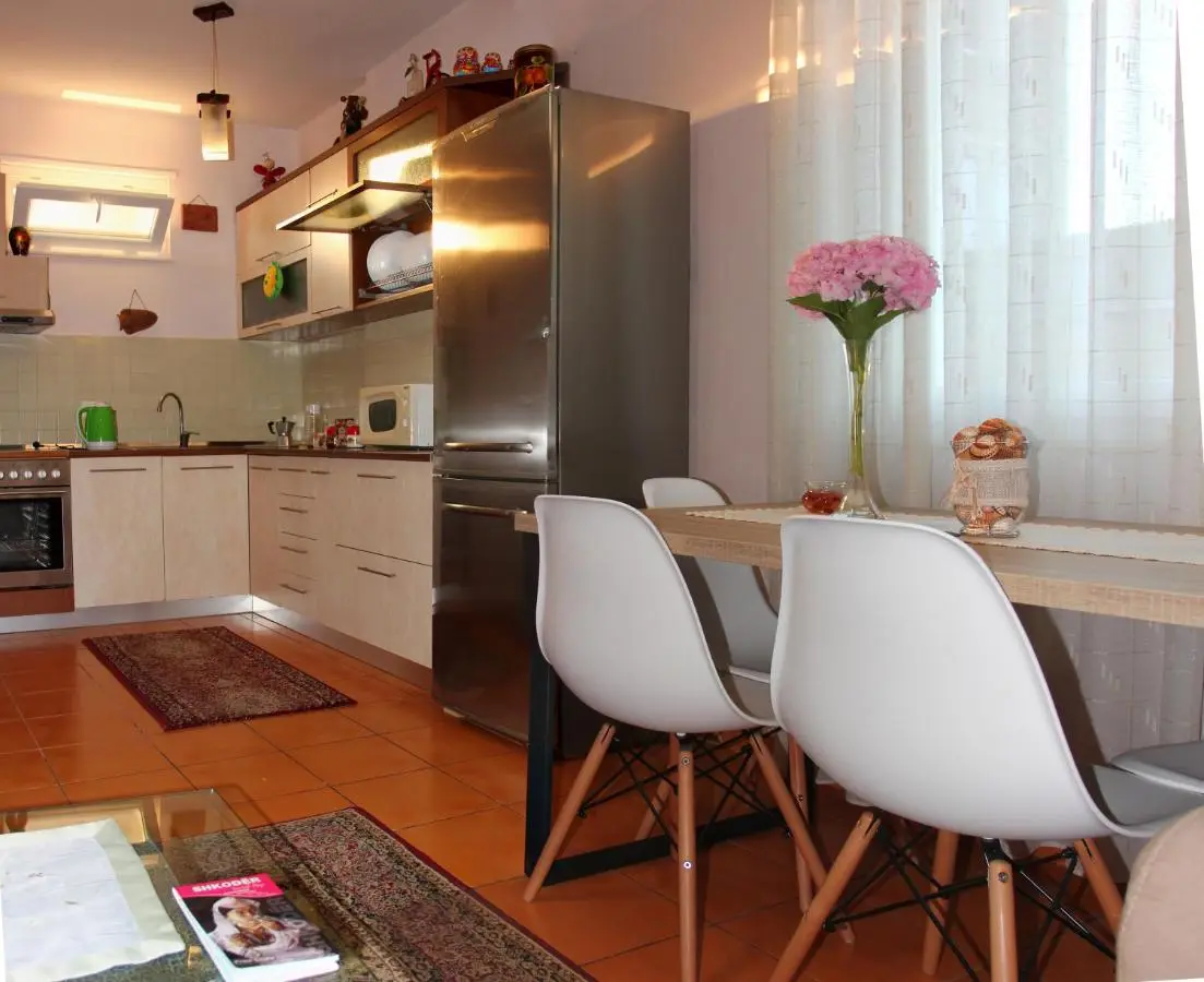 All Seasons Apartments - Free Parking & City Center