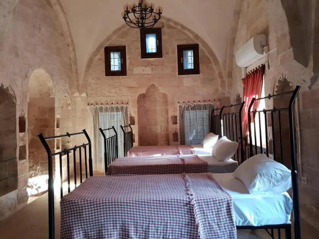 Mardin tarihi ulu Cami yanı, Kale divan konağı