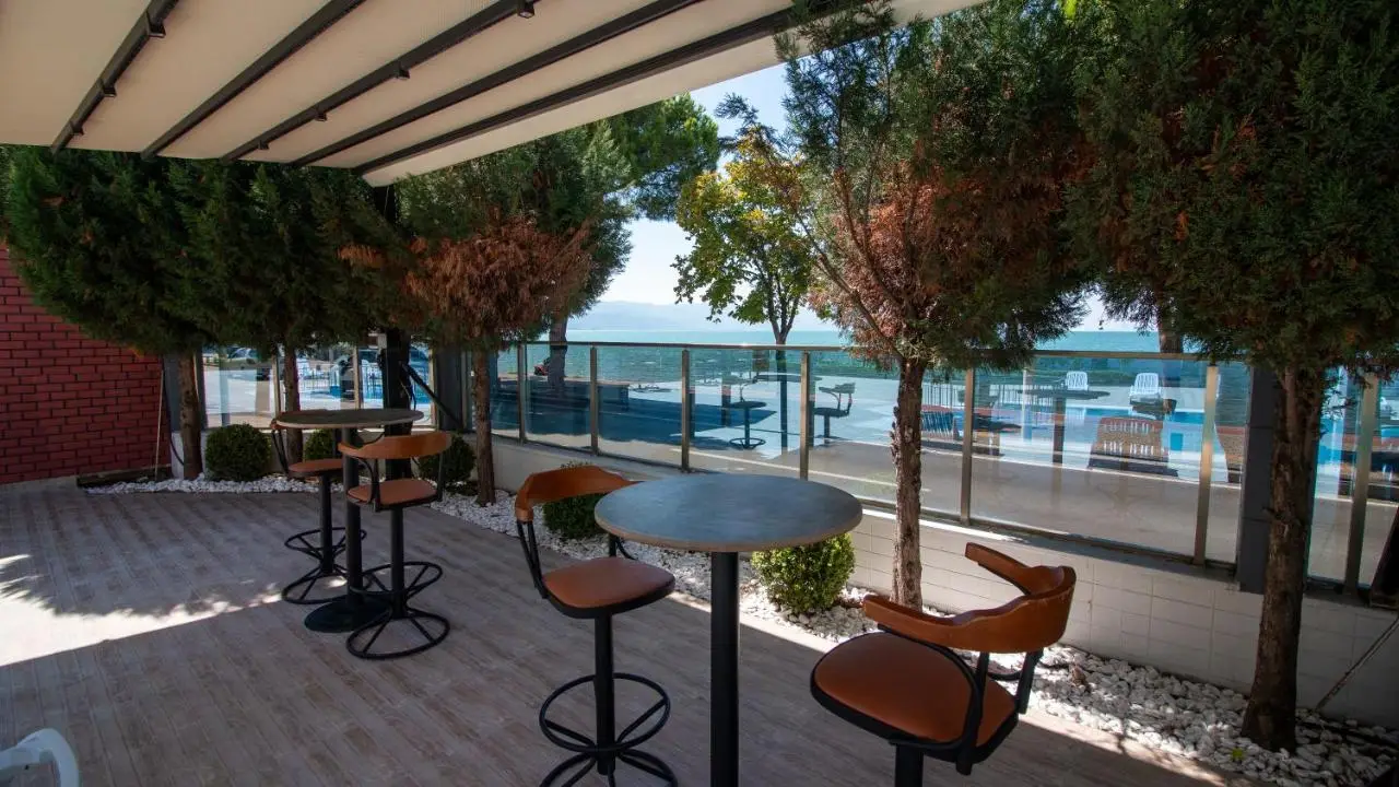 Lake Life Hotel