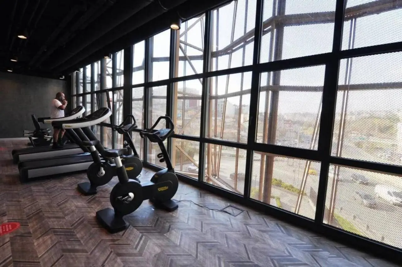 Bright Lovely Modern 2BD25 Condo PoolGym! #220