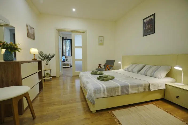 Cozy Apartment Near Holiday Inn