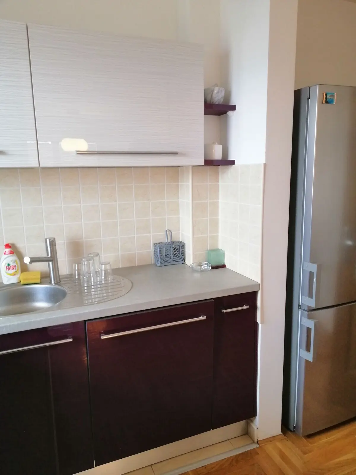 SUNNY large apartment\5 min from the airport