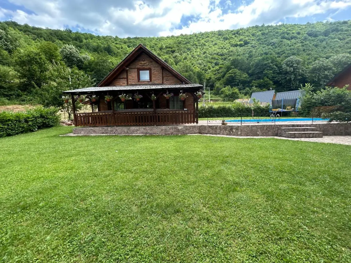"River paradise" Vikendica sa bazenom, ladarom i kaminom na samoj obali Vrbasa Banja Luka