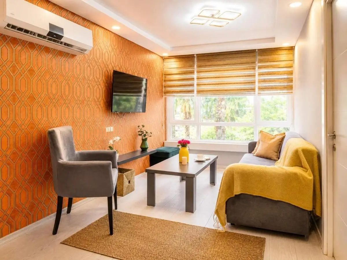 Hadrian Modern Amber Apartment in Prime Old Town Location