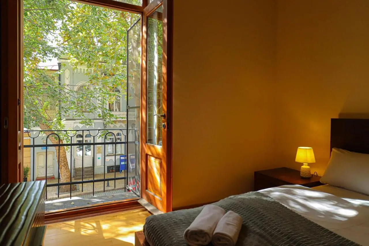 Central 4BR Apt for Groups & Families - By Wehost