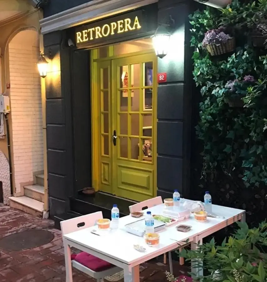 Retropera Hotel