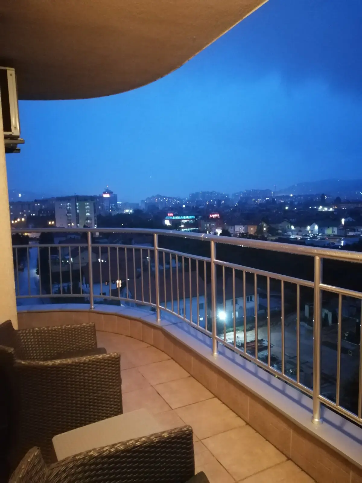 SUNNY large apartment\5 min from the airport
