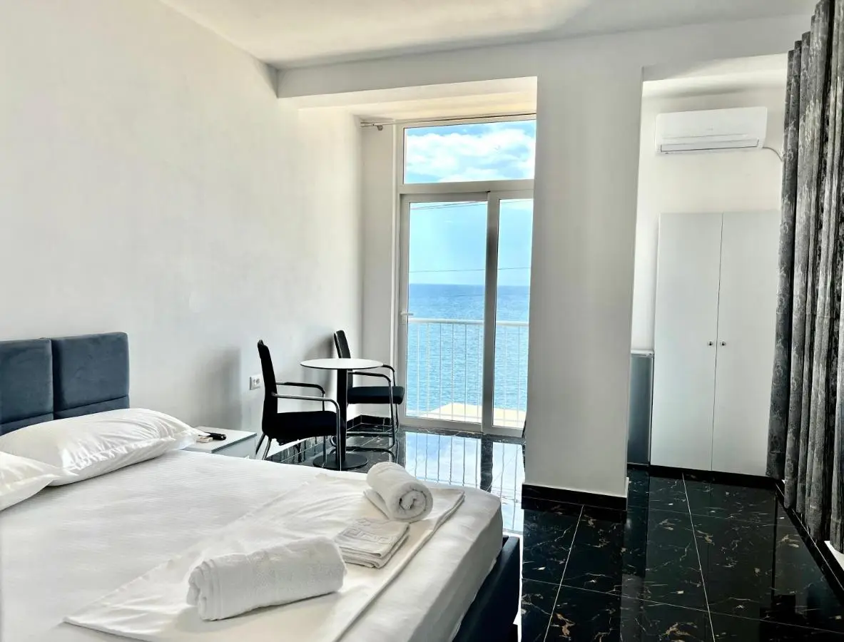 Redi's Seaview Apartments