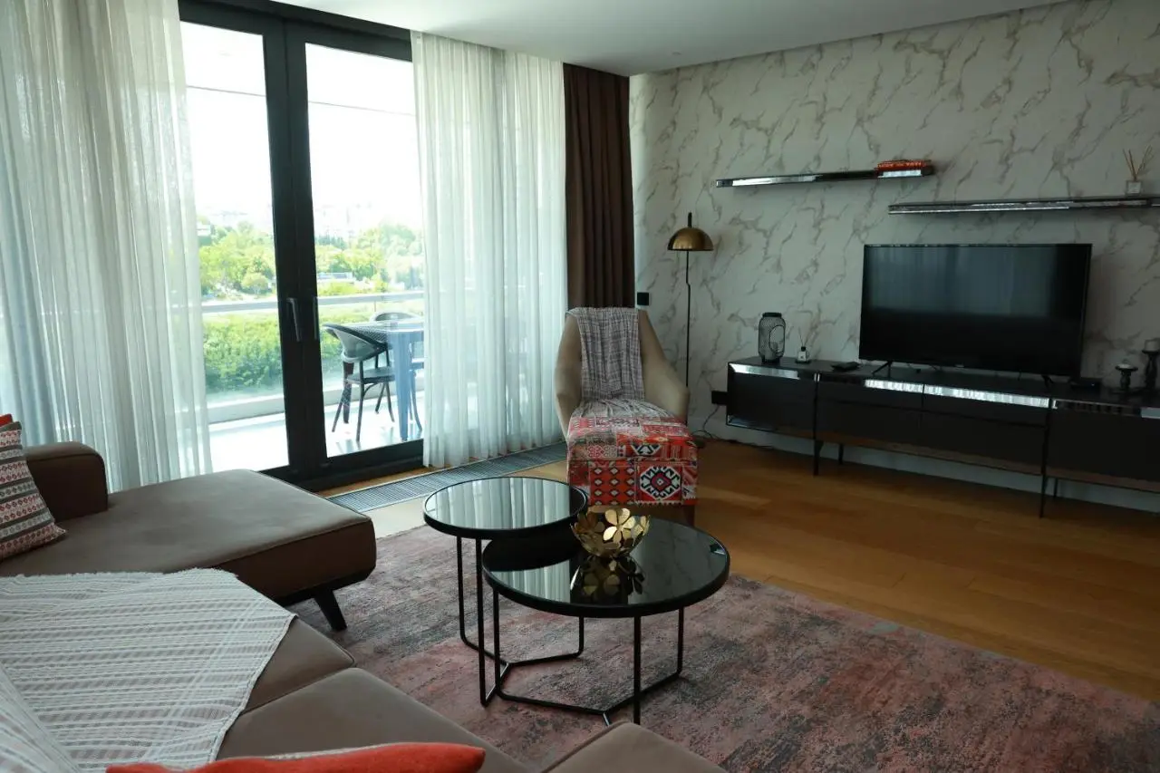 Deluxe 2BR Apartment Balcony 420