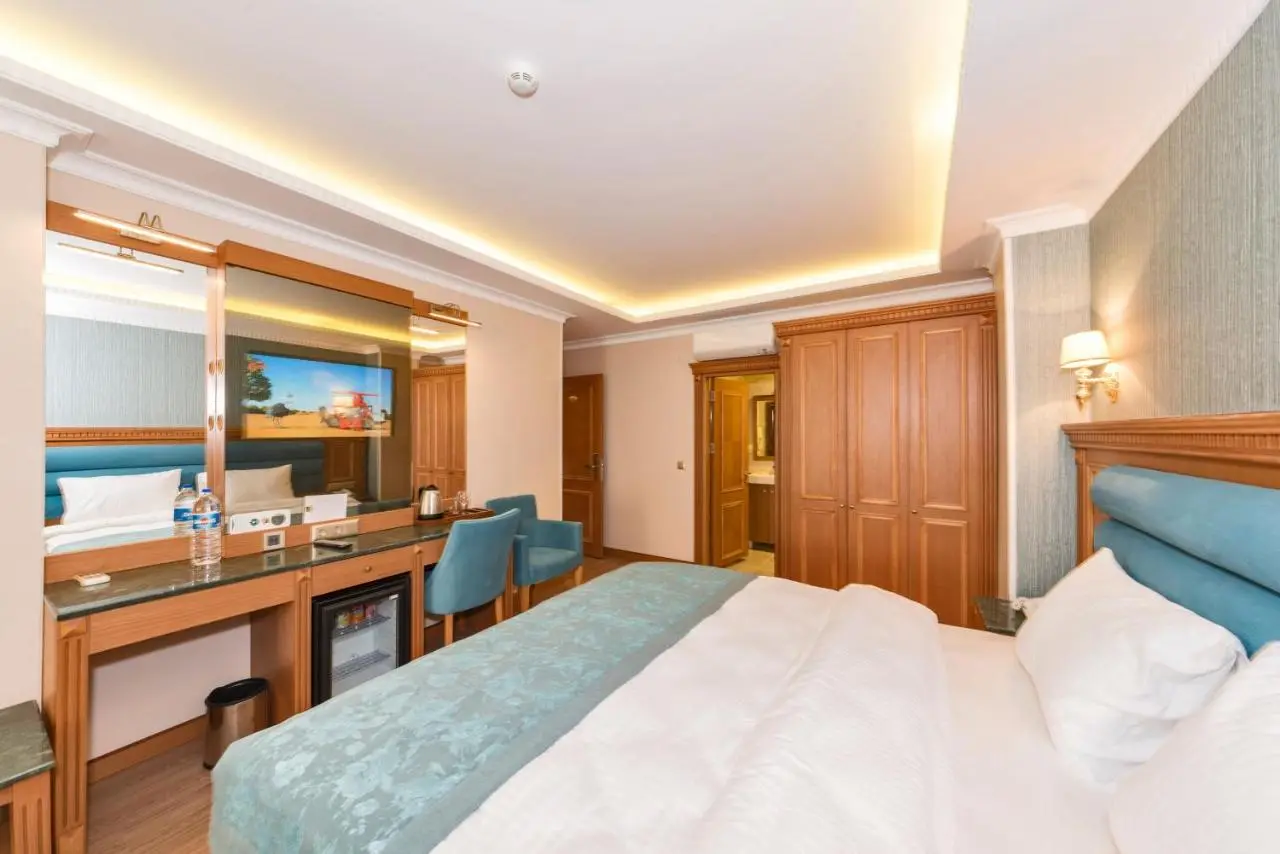 Magnaura House Hotel