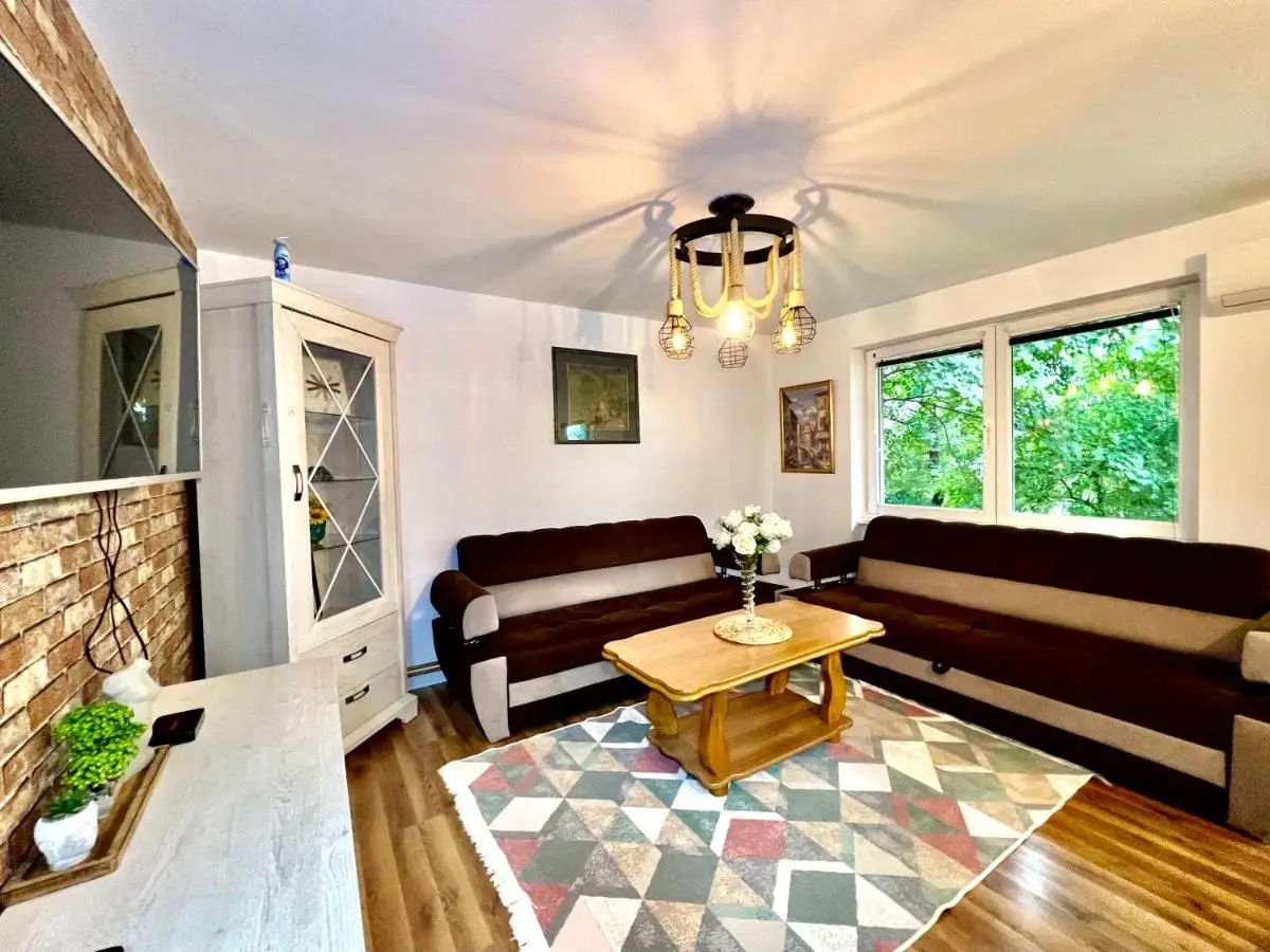 Spacious Two-Bedroom Apartment with Free Parking