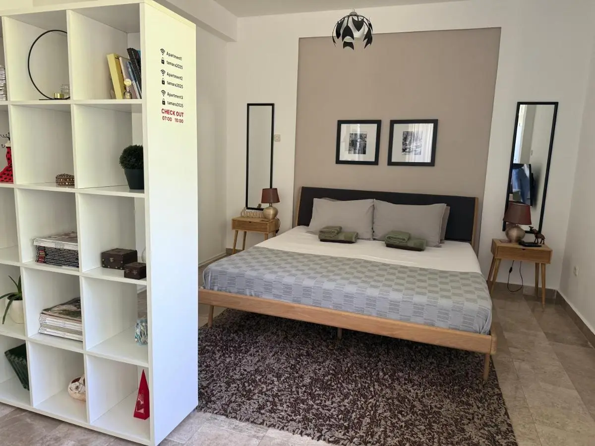Villa Tamara with garden and river view - free private parking Bicycle & Motorcycle Garage