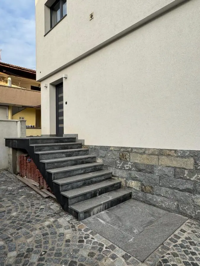 La Luna - FREE PRIVATE PARKING